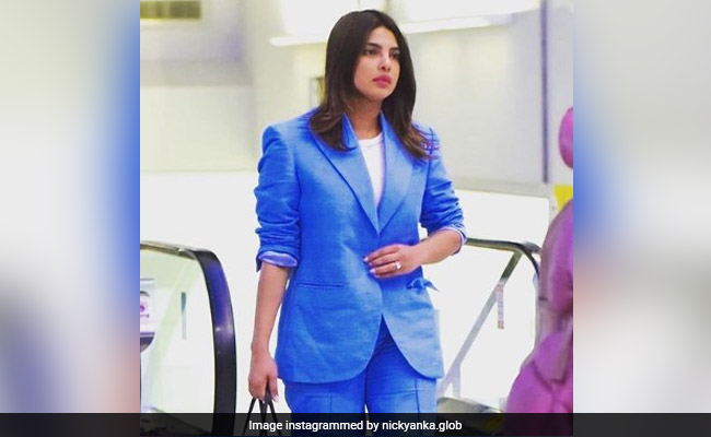 प्रियंका चोपड़ा ने नीले कोट-पैंट में भारत में मारी एंट्री, VIP नहीं रेगुलर गेट से आईं बाहर- देखें Video