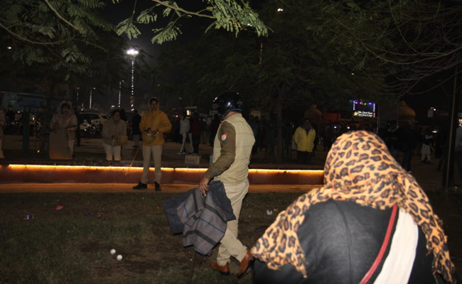 Video: लखनऊ में CAA के खिलाफ प्रदर्शन कर रही महिलाओं पर पुलिस की कार्रवाई, जब्त किए कंबल और खाने का सामान