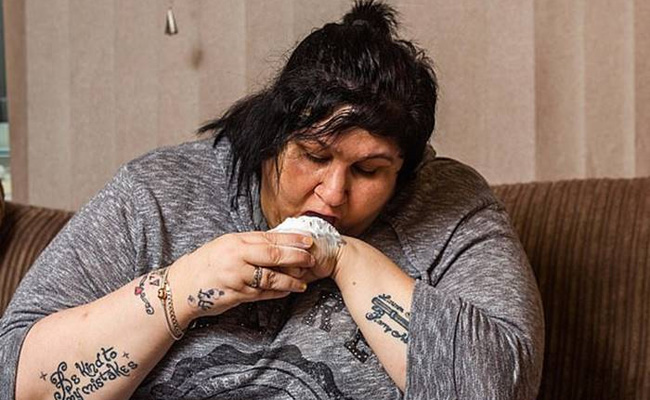 ये महिला हर दिन खाती है 200 ग्राम टैलकम पाउडर, 15 सालों में खर्च कर चुकी है 7.5 लाख रुपये