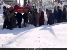 चार घंटे बर्फ में चलकर सेना के जवानों ने गर्भवती महिला को पहुंचाया अस्पताल, PM मोदी ने भी की तारीफ चार घंटे बर्फ में चलकर सेना के जवानों ने गर्भवती महिला को पहुंचाया अस्पताल, PM मोदी ने भी की तारीफ