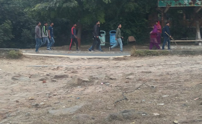 Armed Mob That Attacked JNU Students Seen In Pics Entering Campus