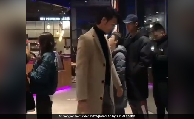 शख्स ने लाइन में अपनी जगह महिला को दी, तो पीछे खड़े लोगों ने किया ऐसा बर्ताव, सुनील शेट्टी ने पोस्ट किया Video