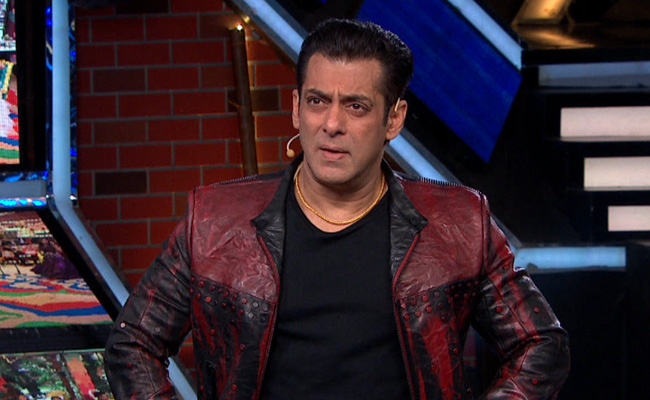 <I>Bigg Boss 13</i> - Salman Khan Blasts Paras Chhabra After His Girlfriend Calls Actor: 'Keep Your Voice Down'