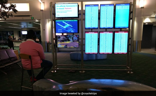 फ्लाइट का इंतजार करते हुए एयरपोर्ट के मॉनिटर पर वीडियो गेम खेलने लगा शख्स और फिर....