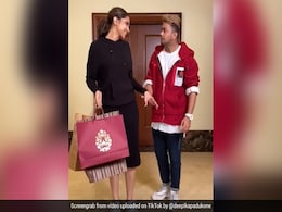 दीपिका पादुकोण की मदद करने आया शख्स तो थाम लिया हाथ और फिर किया ऐसा... देखें फनी वीडियो... दीपिका पादुकोण की मदद करने आया शख्स तो थाम लिया हाथ और फिर किया ऐसा... देखें फनी वीडियो...