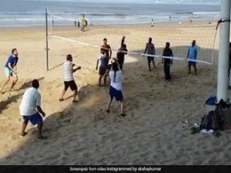 समुद्र किनारे वॉलीबॉल खेल रहे थे लड़के, तभी पहुंचे अक्षय कुमार और फिर किया ऐसा... देखें Video समुद्र किनारे वॉलीबॉल खेल रहे थे लड़के, तभी पहुंचे अक्षय कुमार और फिर किया ऐसा... देखें Video