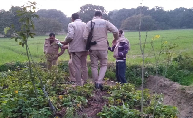 उत्तर प्रदेश के बिजनौर में एक गांव के पास चारपाई से बंधा महिला का जला हुआ शव मिला, पास से ही खाली कारतूस भी मिले