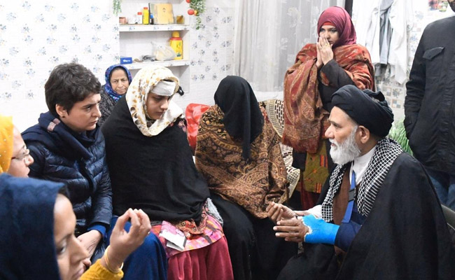 मुजफ्फरनगर में मौलाना असद के परिवार से मिलीं Priyanka Gandhi, कहा- अभी भी पुलिस हिरासत में हैं बेकसूर