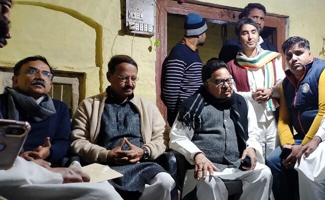 कांग्रेस के दो बड़े नेता गुपचुप फिरोजाबाद पहुंचे, मृतकों के परिजनों को प्रियंका गांधी की चिट्ठी सौंपी