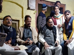 कांग्रेस के दो बड़े नेता गुपचुप फिरोजाबाद पहुंचे, मृतकों के परिजनों को प्रियंका गांधी की चिट्ठी सौंपी कांग्रेस के दो बड़े नेता गुपचुप फिरोजाबाद पहुंचे, मृतकों के परिजनों को प्रियंका गांधी की चिट्ठी सौंपी