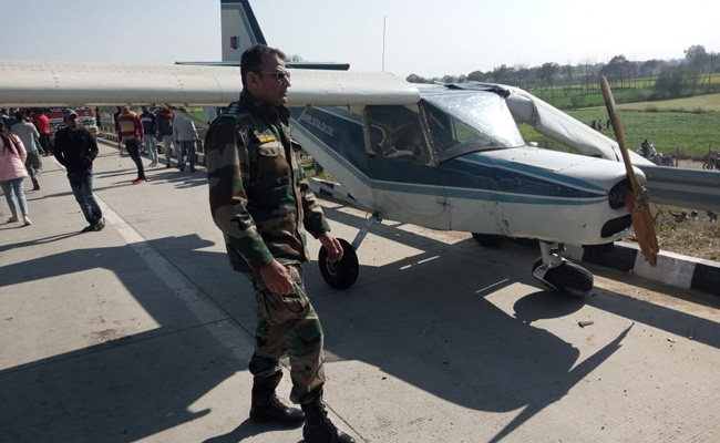 दिल्ली के पास ईस्टर्न पेरिफेरल एक्सप्रेसवे पर छोटे विमान की इमरजेंसी लैंडिंग
