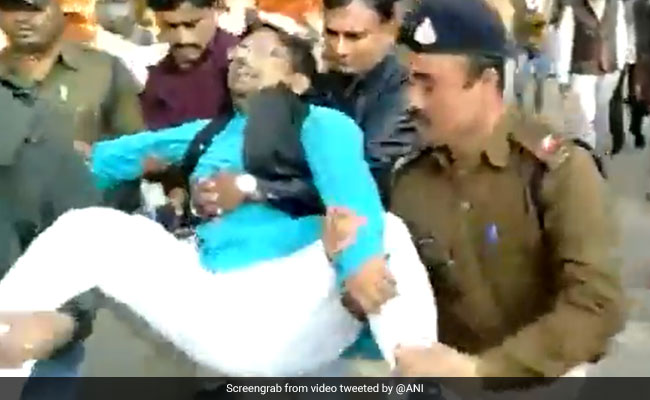 Video : कमलनाथ के मंत्री ने शिकायत लेकर पहुंचे कांग्रेस के ही किसान नेता को दुत्कारा, फिर टांगकर निकाल दिया गया बाहर