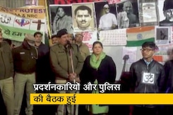 शाहीन बाग में CAA और NRC के खिलाफ प्रदर्शन पर बैठे लोगों को मनाने की कोशिश शाहीन बाग में CAA और NRC के खिलाफ प्रदर्शन पर बैठे लोगों को मनाने की कोशिश