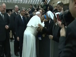 नन ने पोप फ्रांसिस से किस करने को कहा, मिला जवाब- "काटना मत" नन ने पोप फ्रांसिस से किस करने को कहा, मिला जवाब- "काटना मत"