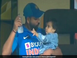 Ind Vs Aus: पानी पी रहे थे रोहित शर्मा, बेटी ने पकड़ी बॉटल तो पापा ने किया कुछ ऐसा... देखें Viral Video Ind Vs Aus: पानी पी रहे थे रोहित शर्मा, बेटी ने पकड़ी बॉटल तो पापा ने किया कुछ ऐसा... देखें Viral Video