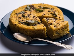 Moong Dal Handvo Recipe: This Gujarati Delicacy Makes For A Nutritious Breakfast In 15 Mins Moong Dal Handvo Recipe: This Gujarati Delicacy Makes For A Nutritious Breakfast In 15 Mins