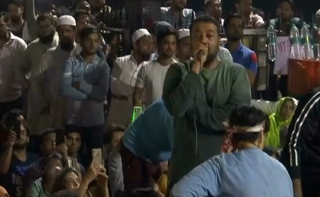 Anurag Kashyap, Vishal Dadlani Join Protest At Gateway Of India Over JNU Attack