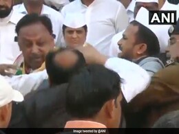 मध्य प्रदेश में झंडारोहण से पहले भिड़े कांग्रेसी नेता, जमकर हुई हाथापाई, देखिए VIDEO मध्य प्रदेश में झंडारोहण से पहले भिड़े कांग्रेसी नेता, जमकर हुई हाथापाई, देखिए VIDEO