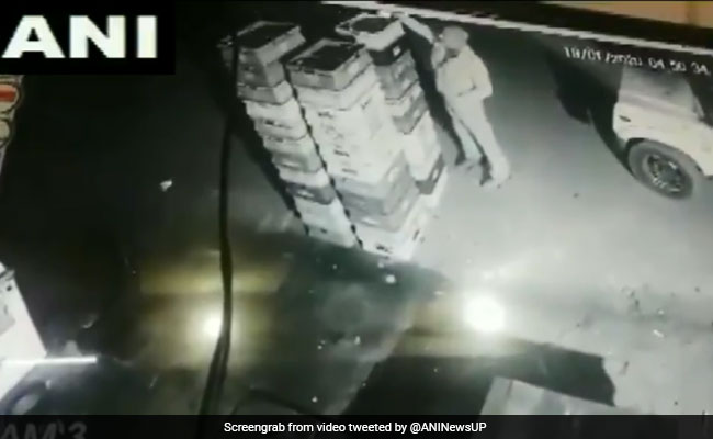 दिल्ली से सटे नोएडा में दूध का पैकेट चुराते CCTV कैमरे में कैद हुआ पुलिसवाला, देखें VIDEO