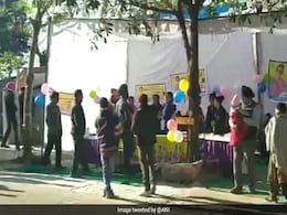 Parents Made To Wait At Punjab Anti-Polio Camp For Minister's 'Photo-Op' Parents Made To Wait At Punjab Anti-Polio Camp For Minister's 'Photo-Op'