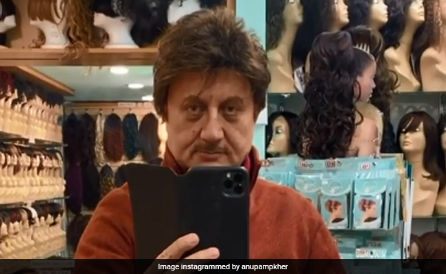 अनुपम खेर पहुंचे विग स्टोर, दुकानदार से बोले- तेज हवा से उड़ गया मेरा विग और ...देखें Video