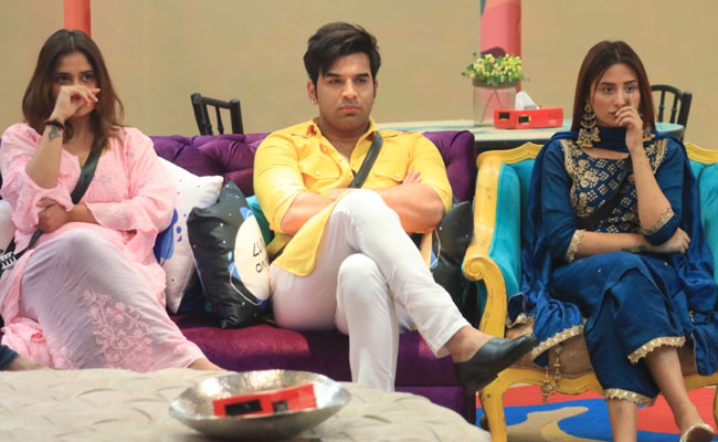 <I>Bigg Boss 13</i> Written Update January 27, 2020: Paras, Mahira And Aarti Get Upset Over Rashami, Asim And Vishal's Nomination Plans