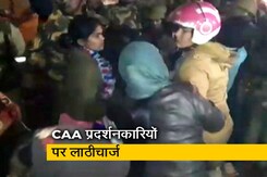 CAA के खिलाफ प्रदर्शन कर रही महिलाओं को पुलिस ने दौड़ा-दौड़ा कर पीटा CAA के खिलाफ प्रदर्शन कर रही महिलाओं को पुलिस ने दौड़ा-दौड़ा कर पीटा