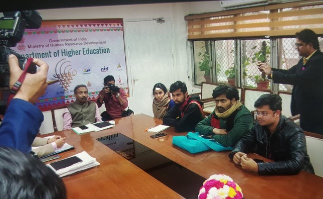 शिक्षा सचिव से मिला JNUSU, छात्रों को हॉस्टल के सर्विस और यूटिलिटी चार्ज नही देने होंगे