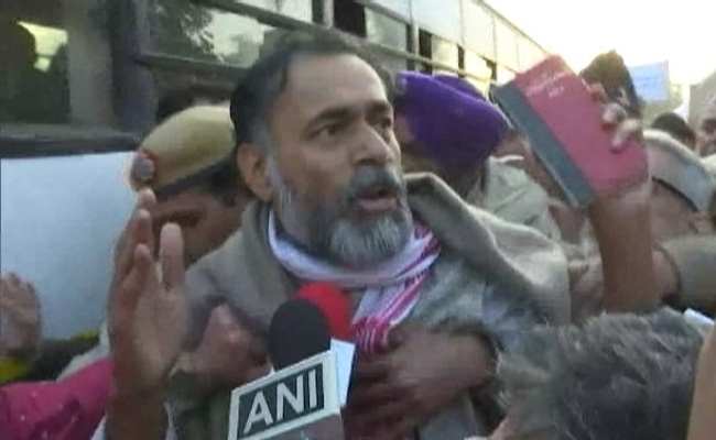 किसानों संग दिल्ली आ रहे योगेंद्र यादव हिरासत में लिए गए, पूछा- 'डिप्टी सीएम ने की रैली तब कोरोना नहीं था?'