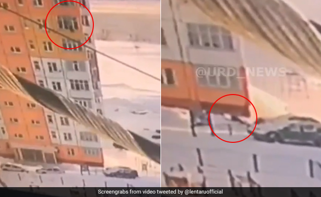 90 फीट की ऊंचाई से नीचे गिरी महिला, फिर उठ कर हो गई खड़ी और चल दी, Viral Video देख रह जाएंगे हैरान