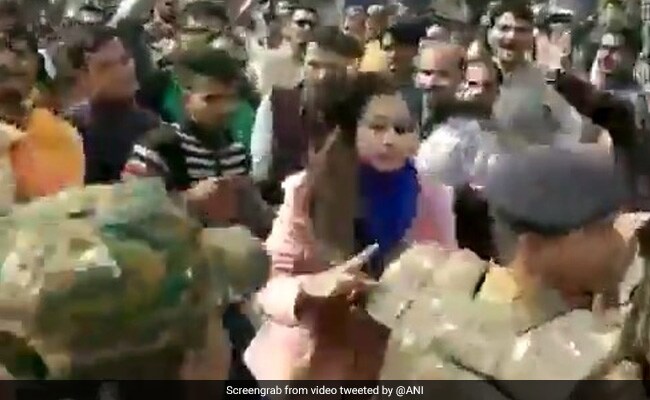 Slaps, Hair Pulling - In Madhya Pradesh, Officials vs Pro-CAA Protesters Slaps, Hair Pulling - In Madhya Pradesh, Officials vs Pro-CAA Protesters