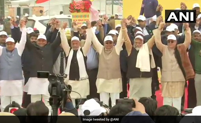 'जल, जीवन और हरियाली' के लिए नीतीश कुमार, सुशील मोदी समेत बिहार के मंत्रियों ने बनाई मानव श्रृंखला