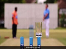 मुरलीधरन ने 'जादुई गेंद' फेंककर स्टम्प्स से उछाला सिक्का, देखें Video मुरलीधरन ने 'जादुई गेंद' फेंककर स्टम्प्स से उछाला सिक्का, देखें Video