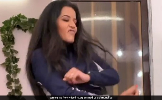 भोजपुरी एक्ट्रेस मोनालिसा ने किया धमाकेदार डांस, 'मुकाबला' सॉन्ग पर बिखेरा जलवा- देखें Video