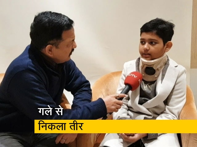 12 साल की लड़की के गले में 40 घंटे फंसा रहा तीर