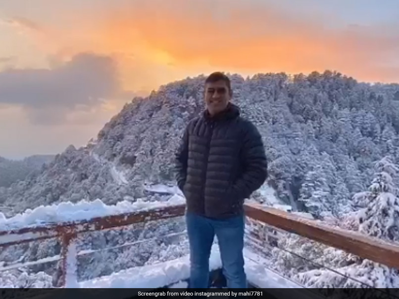 MS Dhoni ने पर‍िवार के साथ बर्फबारी का ल‍िया आनंद, देखें VIDEO