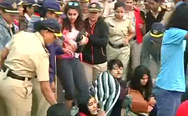 JNU हमला: मुंबई के गेटवे ऑफ इंडिया से हटाकर आजाद पार्क में शिफ्ट करने के बाद प्रदर्शन हुआ खत्म