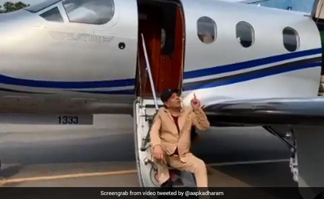 हवाई जहाज की सीढ़ियों पर बैठे नजर आए धर्मेंद्र, बोले- छतों पर चढ़कर देखा करते थे, वो गया, वो गया... देखें Video