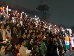 जामा मस्जिद की सीढ़ियों पर राष्ट्रगान गाकर खत्म किया CAA के खिलाफ प्रदर्शन, देखें Viral Video जामा मस्जिद की सीढ़ियों पर राष्ट्रगान गाकर खत्म किया CAA के खिलाफ प्रदर्शन, देखें Viral Video