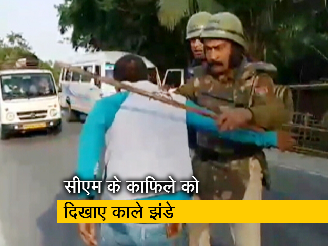 असम में नागरिकता कानून के खिलाफ प्रदर्शन कर रहे लोगों पर लाठीचार्ज