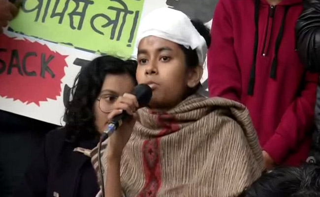 JNU हिंसा: जब JNUSU अध्यक्ष आयशी घोष के सिर से बह रहा था खून, तभी 4 मिनट के गैप पर उसके खिलाफ दर्ज हुए 2 केस