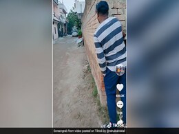 लड़कों ने मजाक में चिल्लाया- '40 रुपये किलो प्याज ले लो...', आंटियां आ गईं बाहर और फिर- देखें मजेदार Video लड़कों ने मजाक में चिल्लाया- '40 रुपये किलो प्याज ले लो...', आंटियां आ गईं बाहर और फिर- देखें मजेदार Video