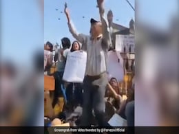 मुंबई में प्रोटेस्ट के दौरान 'आजादी' के नारों पर इन अंकल ने ऐसे झूमकर किया डांस, Video हुआ वायरल मुंबई में प्रोटेस्ट के दौरान 'आजादी' के नारों पर इन अंकल ने ऐसे झूमकर किया डांस, Video हुआ वायरल