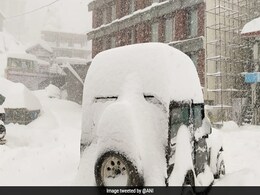 शिमला में Awesome हुआ मौसम, गिरी इतनी बर्फ कि छिप गई कार, देखें Photos शिमला में Awesome हुआ मौसम, गिरी इतनी बर्फ कि छिप गई कार, देखें Photos