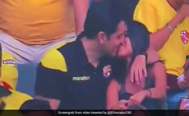 लड़की को Kiss करते कैमरे में पकड़ा गया लड़का, फिर बनाने लगा ऐसी शक्ल, देखें Video