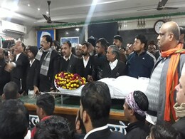 लखनऊ में वकील की पीट-पीटकर हत्या, शव लेकर कोर्ट रूम में पहुंचे साथी वकील और... लखनऊ में वकील की पीट-पीटकर हत्या, शव लेकर कोर्ट रूम में पहुंचे साथी वकील और...