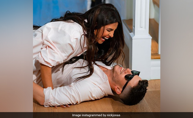 प्रियंका चोपड़ा पति निक जोनास के साथ क्यूट अंदाज में आईं नजर, खूब वायरल हो रही है Photo