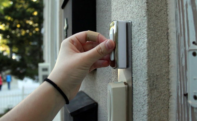 आधी रात को लोगों के घरों की घंटी बजा भाग जाता था आदमी, पकड़ा गया तो हुआ ये...