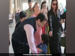 तैमूर को छोड़ सैफ अली खान और करीना कपूर के साथ सेल्फी ले रहे थे फैन्स, फिर छोटे नवाब ने किया ऐसा- देखें Video तैमूर को छोड़ सैफ अली खान और करीना कपूर के साथ सेल्फी ले रहे थे फैन्स, फिर छोटे नवाब ने किया ऐसा- देखें Video