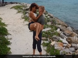 बिग बॉस की एक्स कंटेस्टेंट समुद्र किनारे पति संग रोमांस करती आईं नजर, Video हुआ वायरल बिग बॉस की एक्स कंटेस्टेंट समुद्र किनारे पति संग रोमांस करती आईं नजर, Video हुआ वायरल